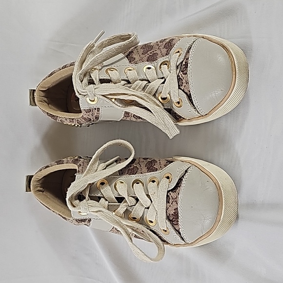 Guess Shoes - Picture 2 of 8